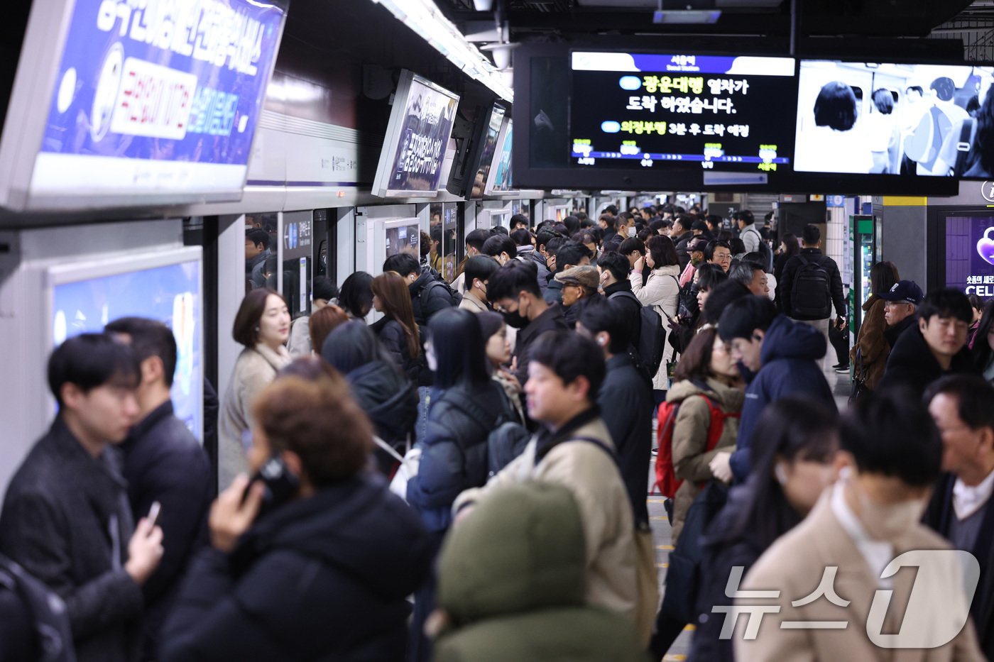 전국철도노조가 파업에 돌입한 5일 오전 지하철 1호선 서울역이 출근길 이용객들로 붐비고 있다.2024.12.5/뉴스1 ⓒ News1 신웅수 기자