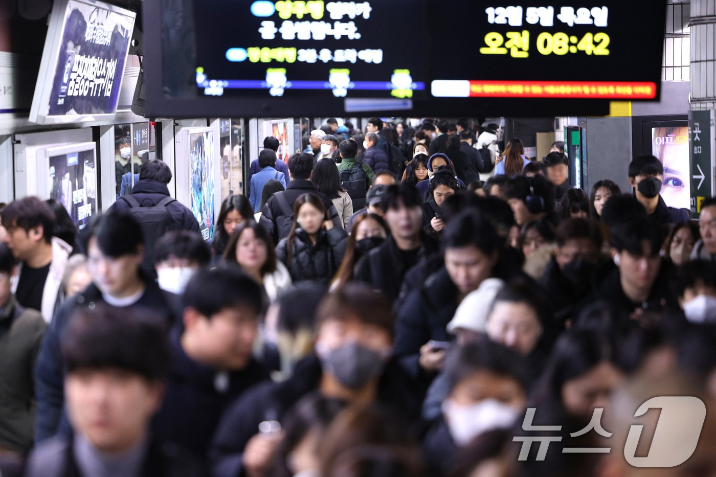 전국철도노조가 파업에 돌입한 5일 오전 지하철 1호선 서울역이 출근길 이용객들로 붐비고 있다. 2024.12.5/뉴스1 ⓒ News1 신웅수 기자