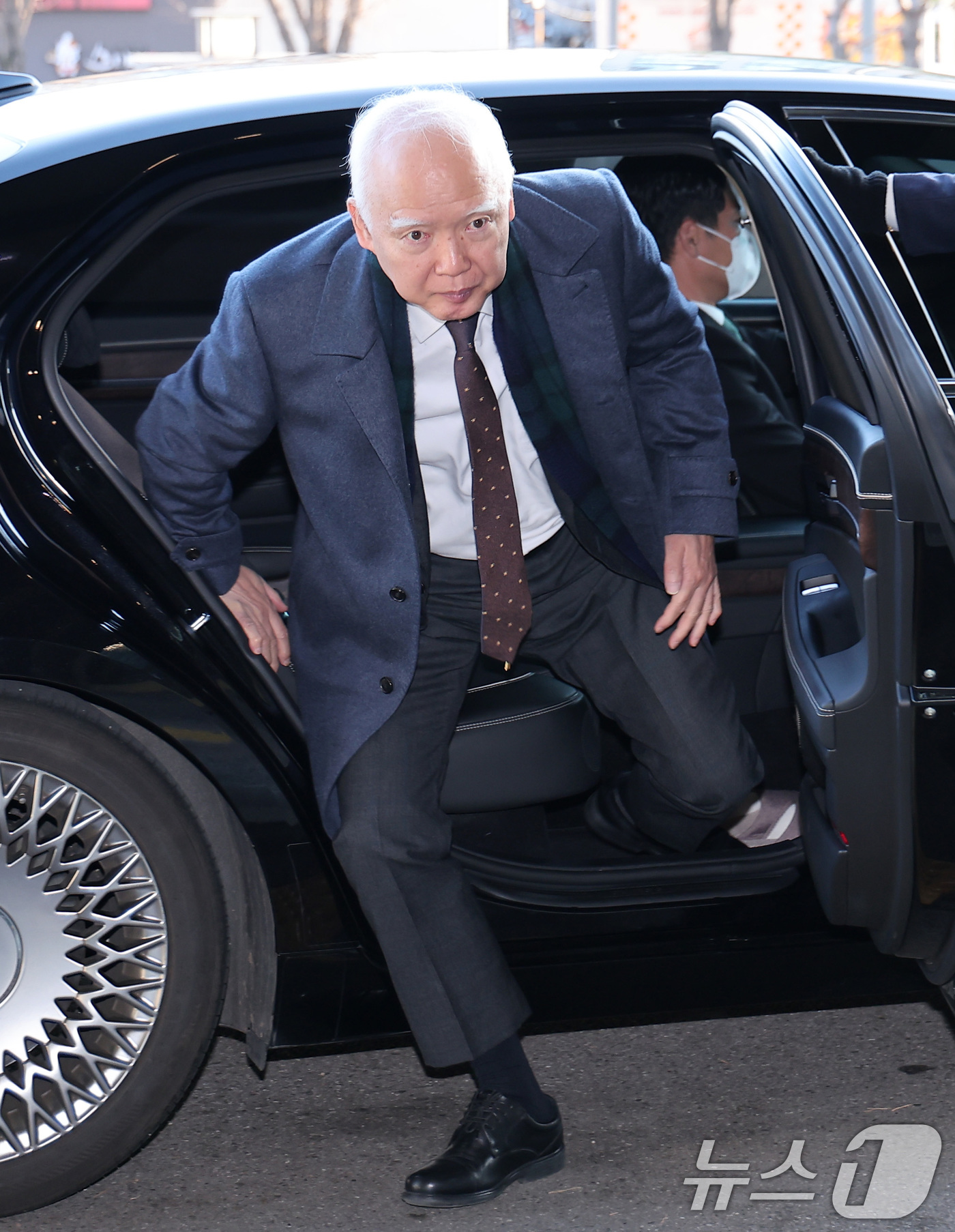 (서울=뉴스1) 김성진 기자 = 정형식 헌법재판관이 5일 서울 종로구 헌법재판소로 출근하고 있다.더불어민주당을 비롯한 야당이 4일 비상계엄 선포 등을 이유로 윤석열 대통령에 대한 …