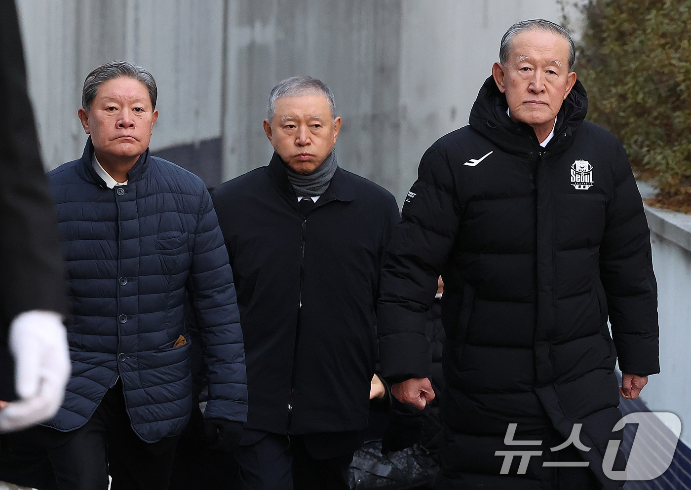 (서울=뉴스1) 김진환 기자 = 허명수 GS건설 상임고문(왼쪽부터), 허정수 GS네오텍 회장, 허창수 GS그룹 명예회장이 5일 오전 서울 종로구 서울대학교 병원 장례식장에서 엄수된 …