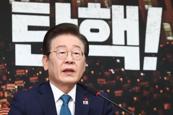 이재명 "尹 계엄, '왕정' 꿈꾼 친위 쿠데타…반드시 탄핵해야"