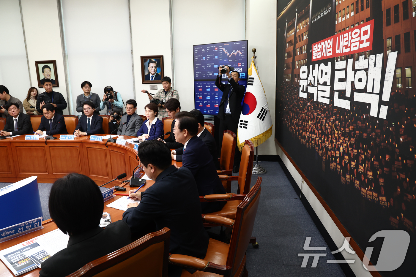 (서울=뉴스1) 김민지 기자 = 이재명 더불어민주당 대표가 5일 오전 서울 여의도 국회에서 열린 비상 최고위원회의에서 모두 발언을 하고 있다. 2024.12.5/뉴스1