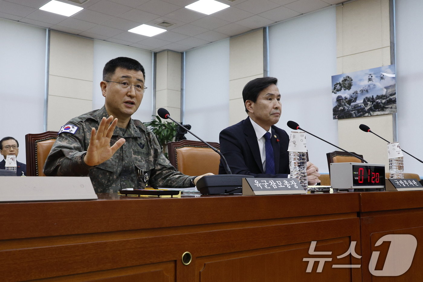 계엄사령관을 맡았던 박안수 육군참모총장이 5일 오전 서울 여의도 국회에서 열린 국방위원회 전체회의 비상계엄 선포 경과 및 병력동원 관련 현안질의에 출석해 의원 질의에 답하고 있다. 오른쪽은 김선호 국방부 장관 직무대행&#40;차관&#41;. 2024.12.5/뉴스1 ⓒ News1 안은나 기자