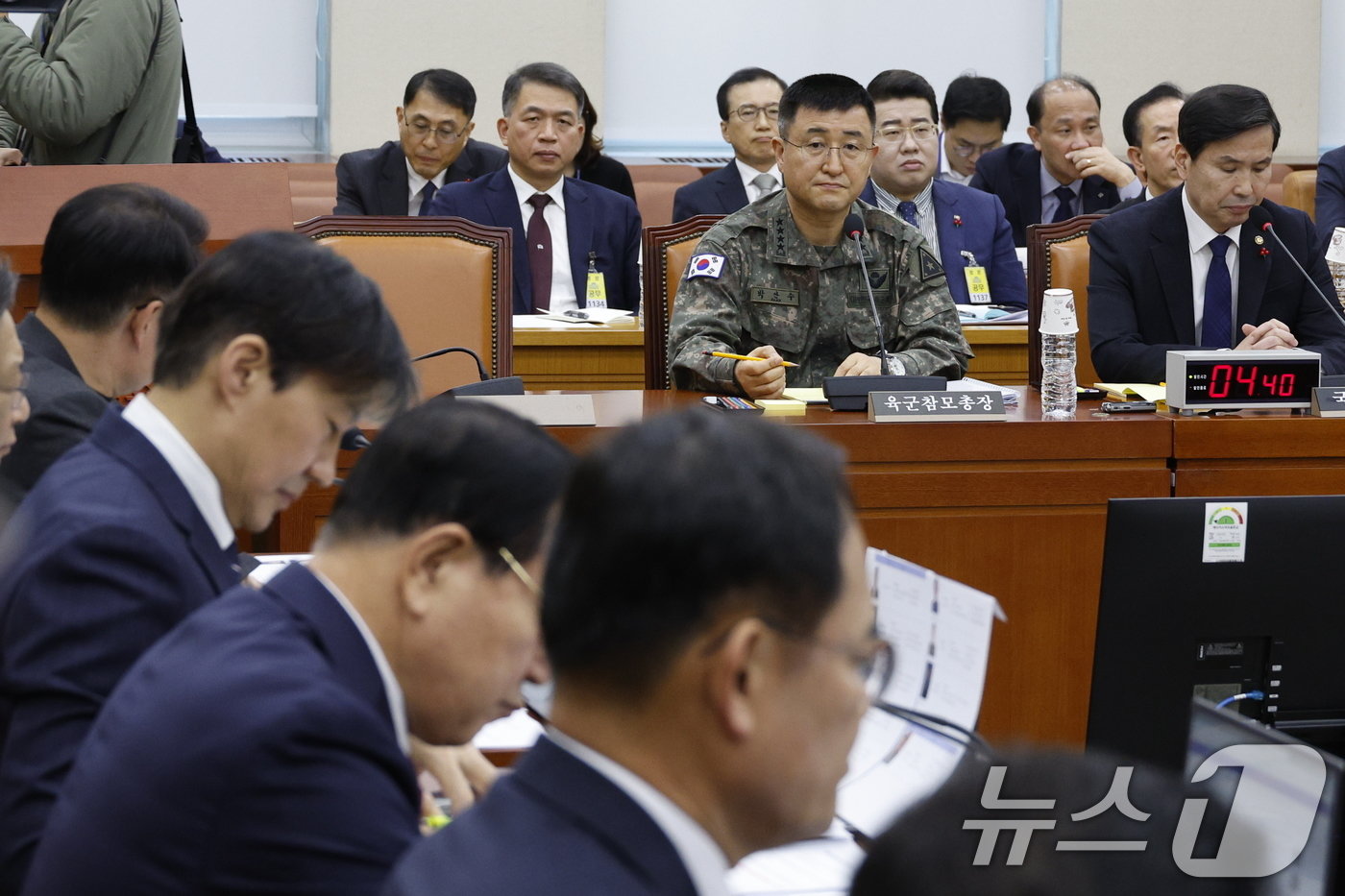 계엄사령관을 맡았던 박안수 육군참모총장이 5일 오전 서울 여의도 국회에서 열린 국방위원회 전체회의 비상계엄 선포 경과 및 병력동원 관련 현안질의에 출석해 의원 질의를 기다리고 있다. 2024.12.5/뉴스1 ⓒ News1 안은나 기자