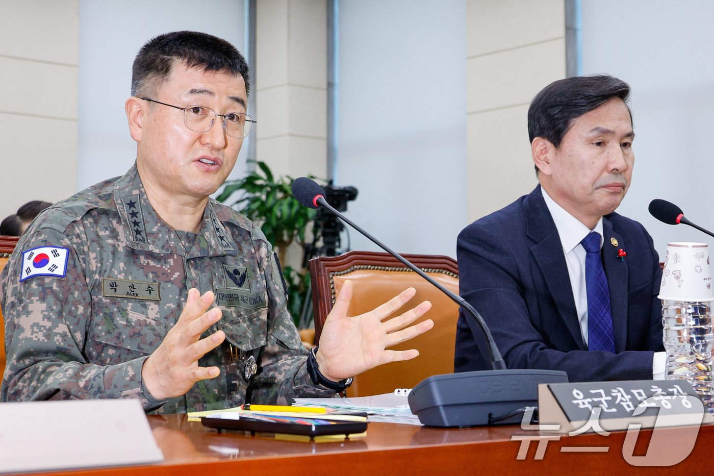 계엄사령관을 맡았던 박안수 육군참모총장이 5일 오전 서울 여의도 국회에서 열린 국방위원회 전체회의 비상계엄 선포 경과 및 병력동원 관련 현안질의에 출석해 의원 질의에 답하고 있다. 2024.12.5/뉴스1 ⓒ News1 안은나 기자