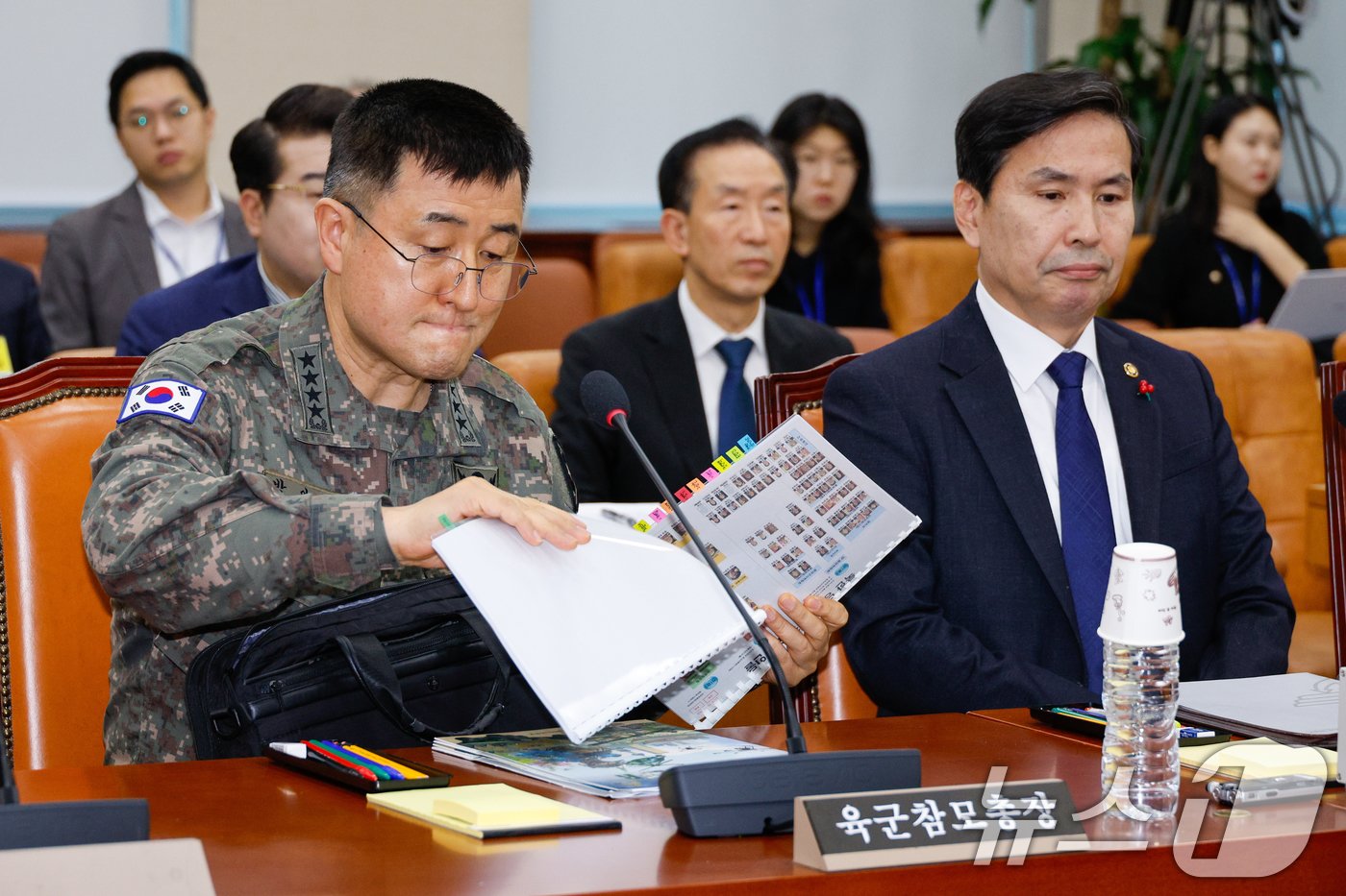 계엄사령관을 맡았던 박안수 육군참모총장이 5일 오전 서울 여의도 국회에서 열린 국방위원회 전체회의 비상계엄 선포 경과 및 병력동원 관련 현안질의에 출석, 답변을 준비하고 있다. 오른쪽은 김선호 국방부 차관. 2024.12.5/뉴스1 ⓒ News1 안은나 기자