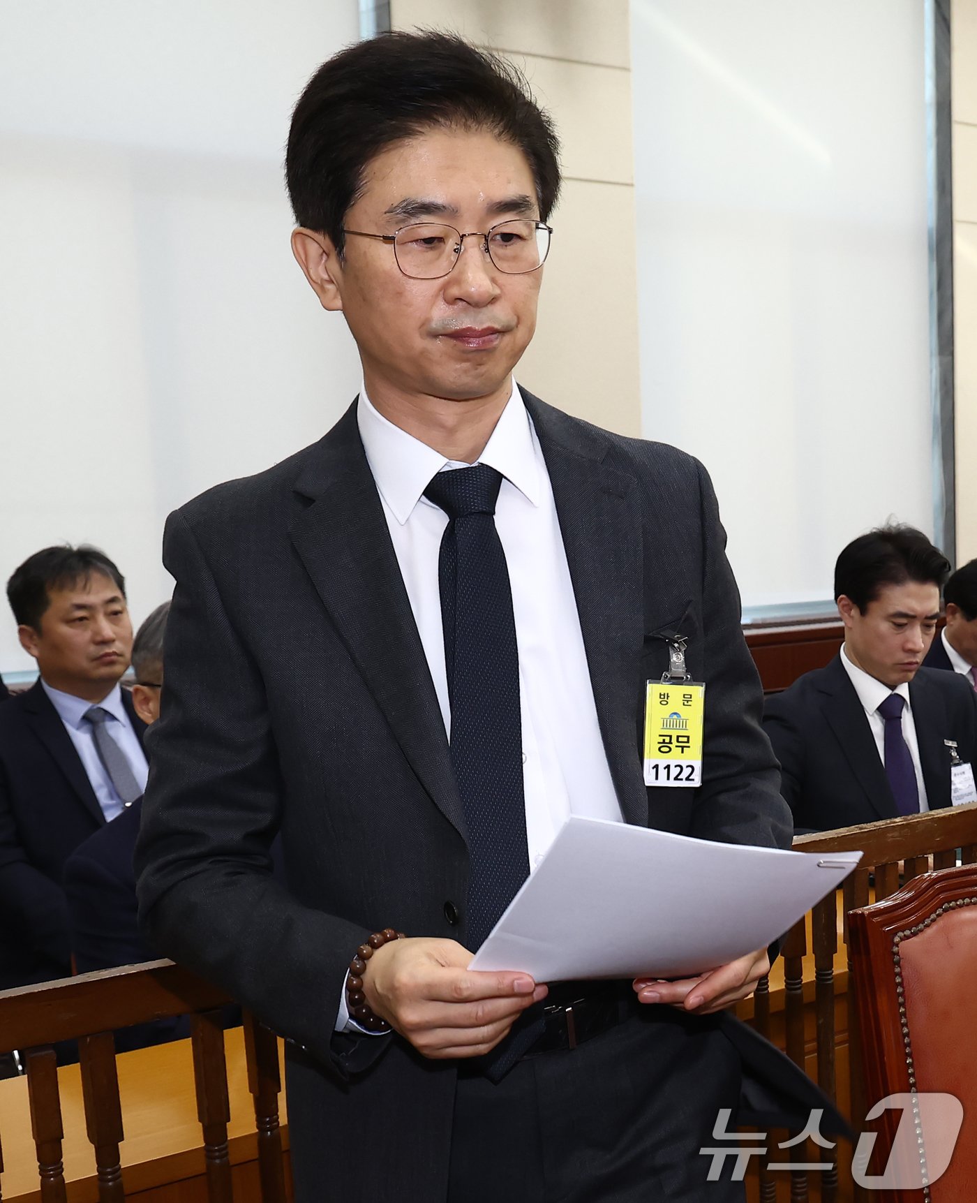 본문 이미지 - 김봉식 서울경찰청장이 5일 오전 서울 여의도 국회에서 열린 비상계엄 관련 행정안전위원회 전체회의에서 계엄 당시 상황에 대한 업무보고를 하기 위해 단상으로 향하고 있다. 2024.12.5/뉴스1 ⓒ News1 김민지 기자