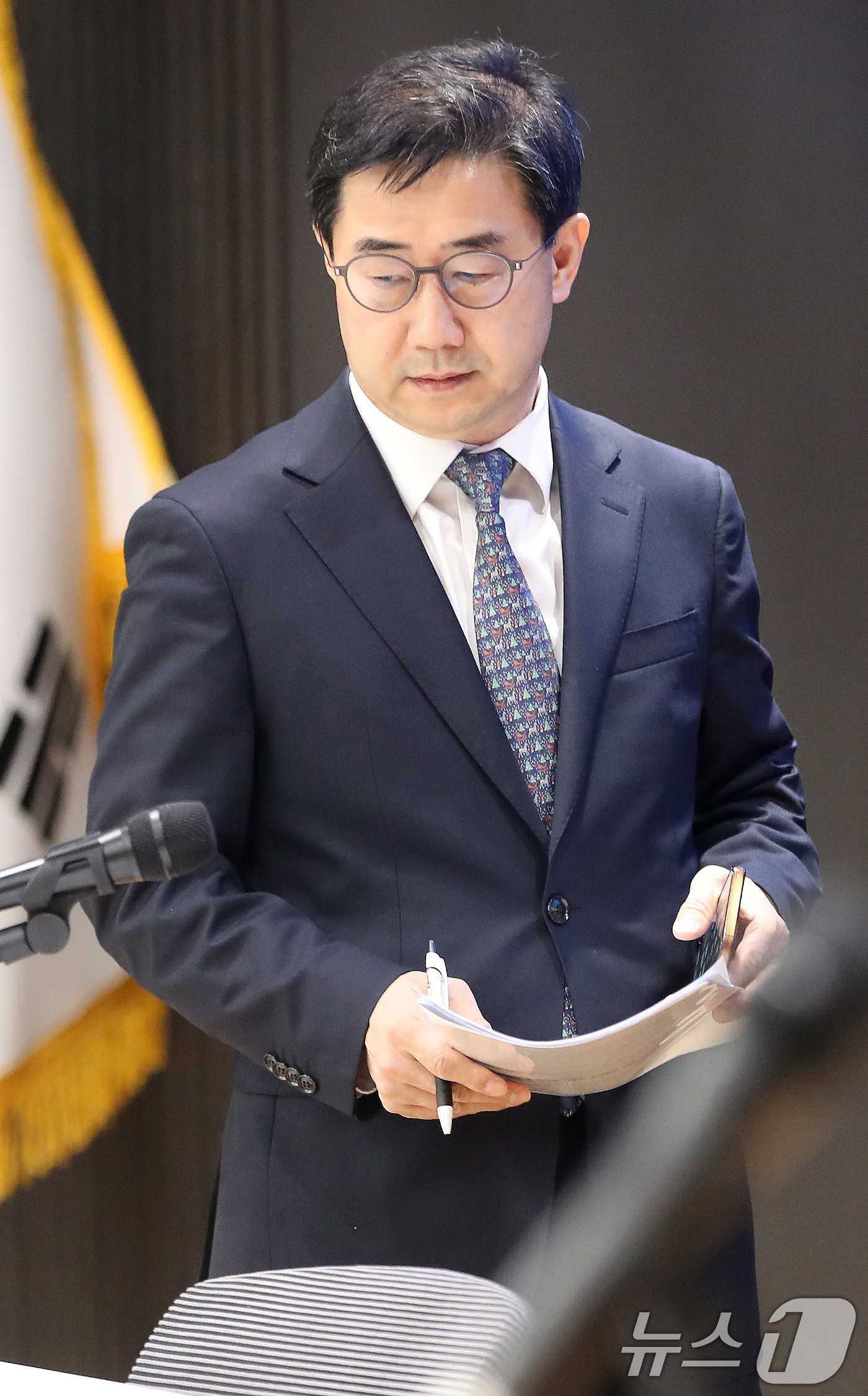 (서울=뉴스1) 임세영 기자 = 박형욱 대한의사협회 비대위원장이 5일 오전 서울 용산구 대한의사협회 회관에서 대한의사협회 비상대책위원회 제3차 회의 관련 브리핑에 나서고 있다. 2 …