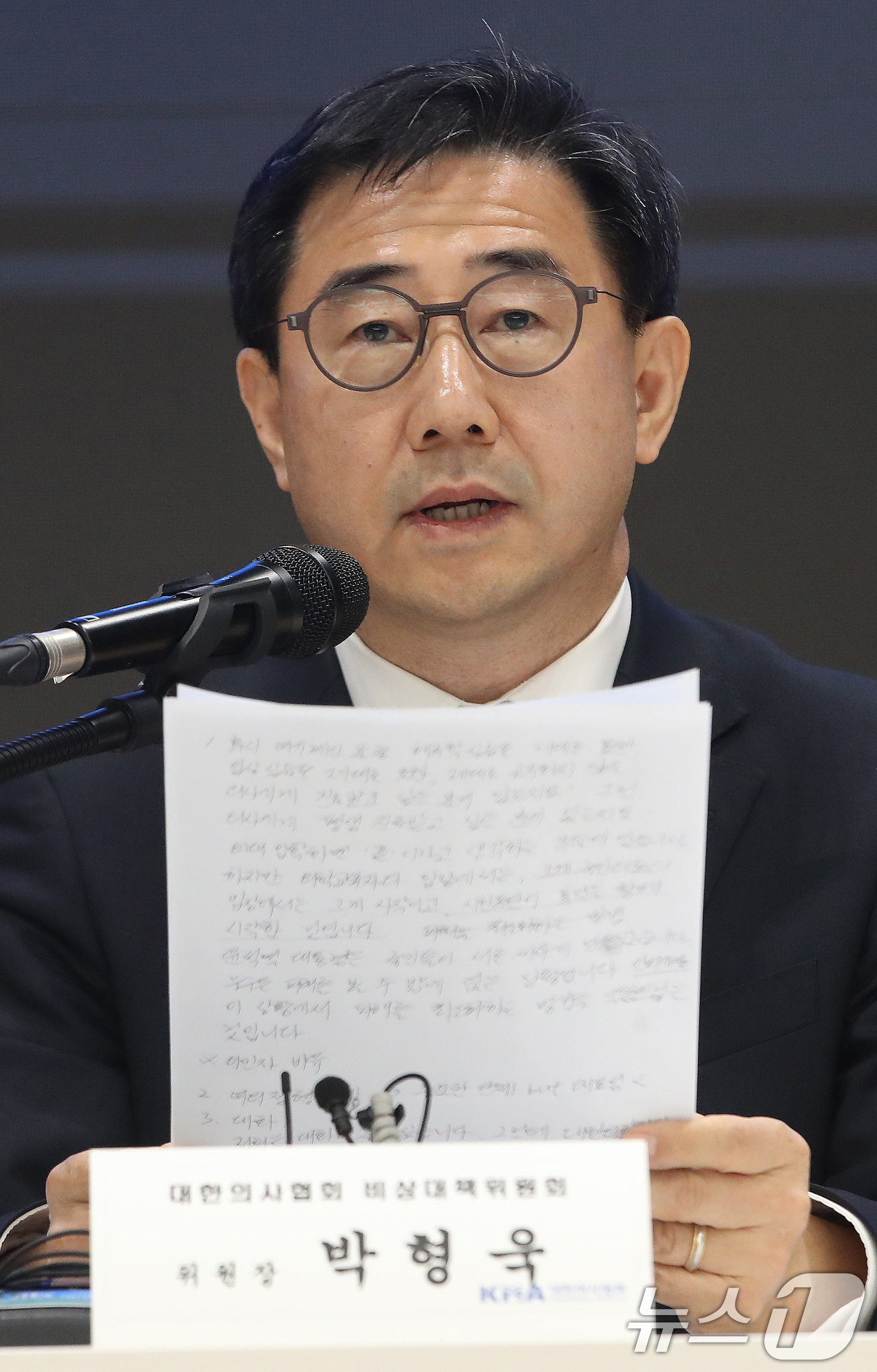 (서울=뉴스1) 임세영 기자 = 박형욱 대한의사협회 비대위원장이 5일 오전 서울 용산구 대한의사협회 회관에서 대한의사협회 비상대책위원회 제3차 회의 관련 브리핑을 하고 있다. 20 …