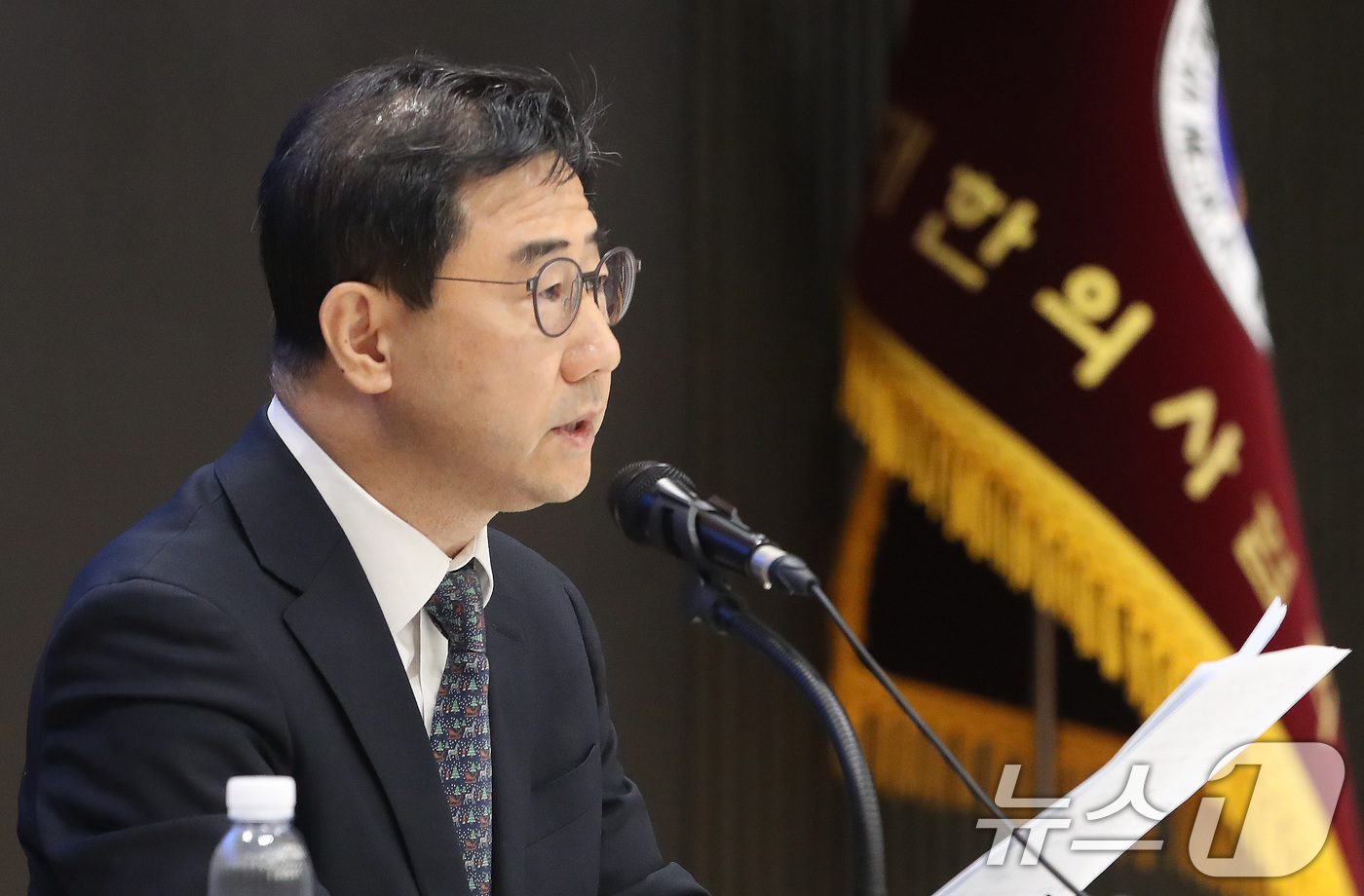 (서울=뉴스1) 임세영 기자 = 박형욱 대한의사협회 비대위원장이 5일 오전 서울 용산구 대한의사협회 회관에서 대한의사협회 비상대책위원회 제3차 회의 관련 브리핑을 하고 있다. 20 …