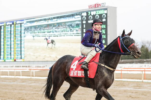 한국경마 첫 여성 그랑프리 우승자 탄생…부경 소속 김혜선 기수