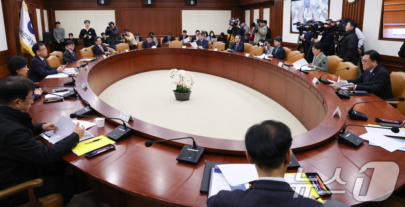 본문 이미지 - 최상목 경제부총리 겸 기획재정부 장관이 5일 서울 종로구 정부서울청사에서 열린 경제관계장관회의에서 모두발언을 하고 있다. 2024.12.5/뉴스1 ⓒ News1 허경 기자