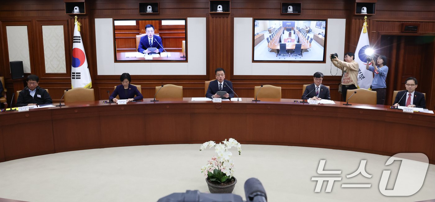 본문 이미지 - 최상목 경제부총리 겸 기획재정부 장관이 5일 서울 종로구 정부서울청사에서 열린 경제관계장관회의에서 모두발언을 하고 있다. 2024.12.5/뉴스1 ⓒ News1 허경 기자