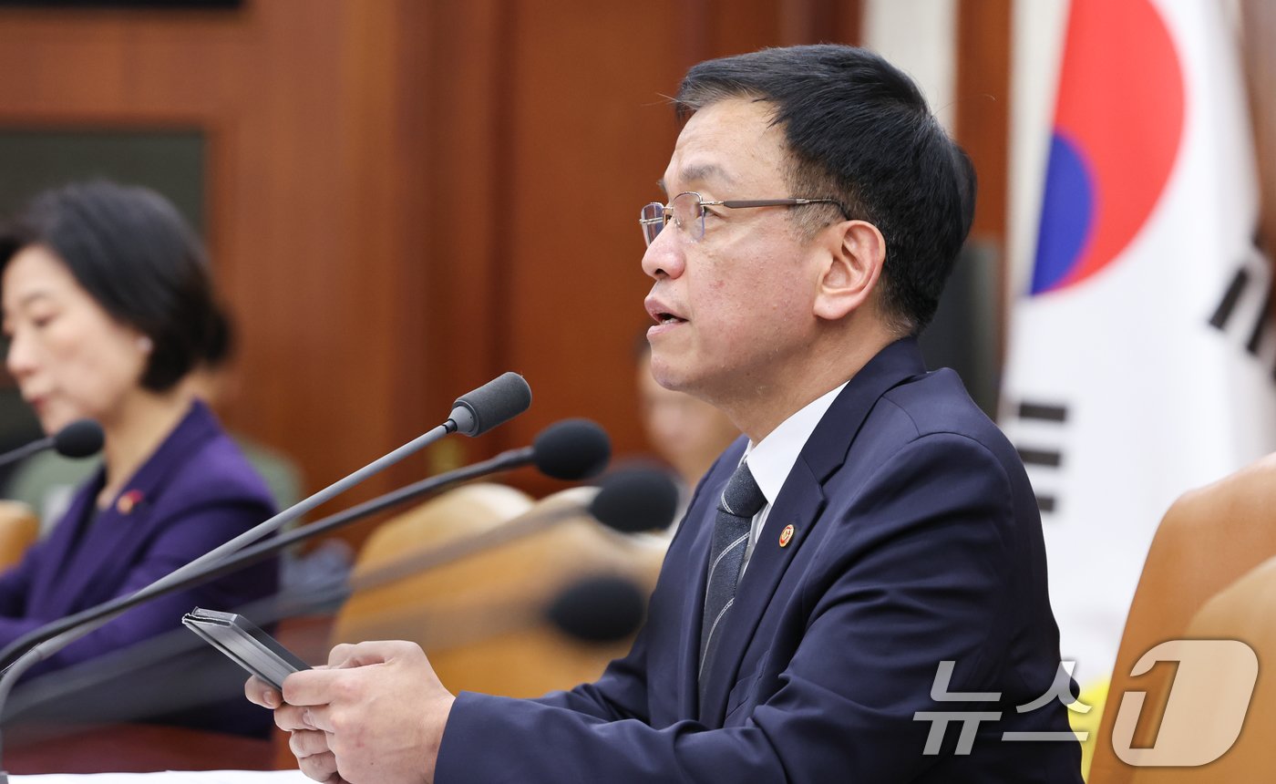 본문 이미지 - 최상목 경제부총리 겸 기획재정부 장관이 5일 서울 종로구 정부서울청사에서 열린 경제관계장관회의에서 모두발언을 하고 있다. 2024.12.5/뉴스1 ⓒ News1 허경 기자