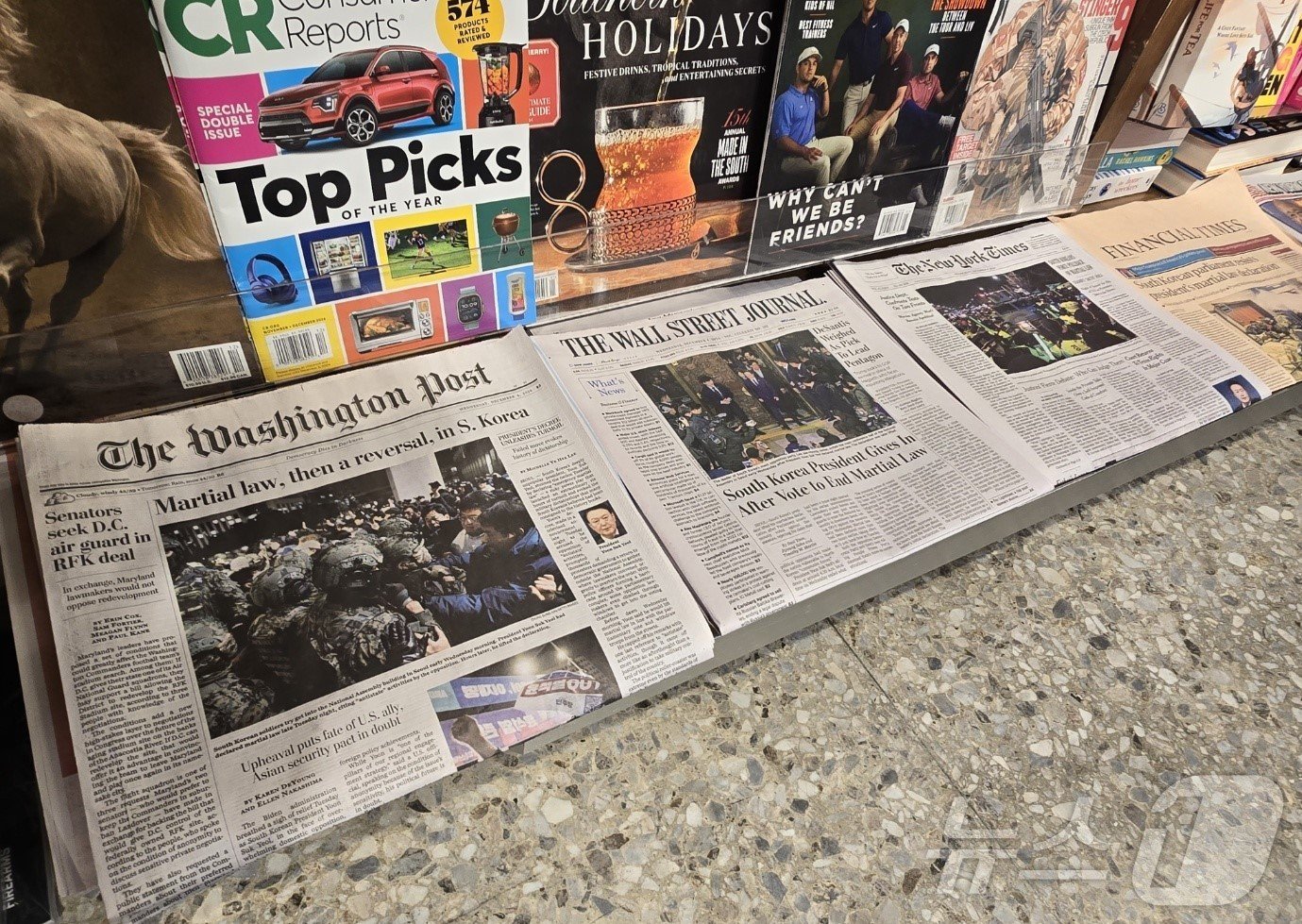 본문 이미지 - 4일&#40;현지시간&#41; 발간된 워싱턴포스트&#40;WP&#41;, 월스트리트저널&#40;WSJ&#41;, 뉴욕타임스&#40;NYT&#41; 등 미 주요 언론의 1면이 윤석열 대통령의 비상 계엄 선포 및 해제 소식으로 채워져 있다. 2024.12.4/뉴스1 ⓒ News1 류정민 기자