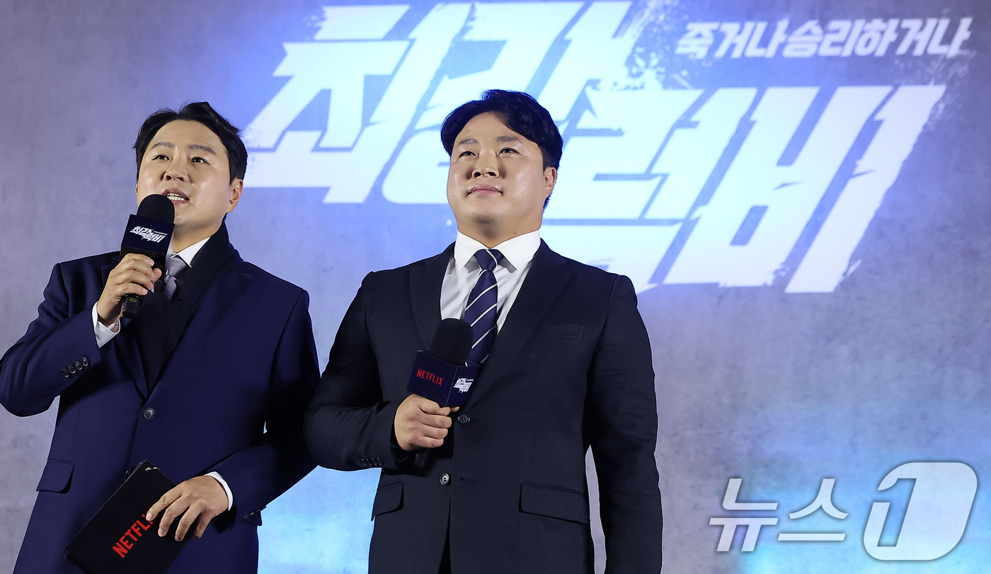 (서울=뉴스1) 김진환 기자 = 정용검 아나운서와 서인수 해설위원이 5일 오전 서울 용산구 CGV용산아이파크몰에서 열린 넷플릭스(Netflix)의 새 예능 ‘최강럭비: 죽거나 승리 …