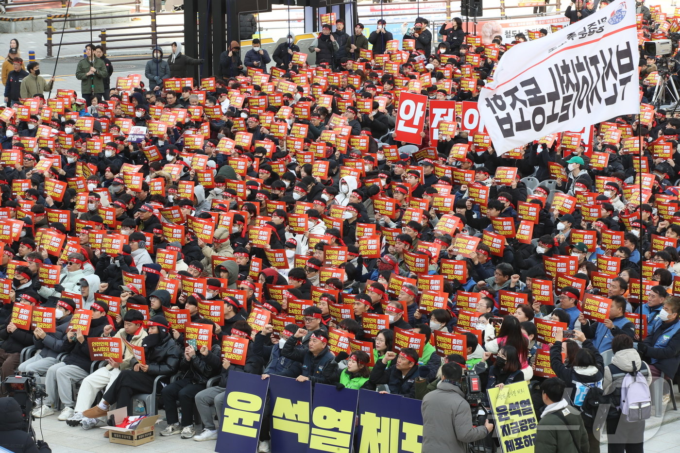 전국철도노동조합 부산지방본부 조합원들이 5일 오전 부산 동구 부산역 광장에서 열린 총파업 출정식에서 손피켓을 들고 구호를 외치고 있다. 2024.12.5/뉴스1 ⓒ News1 윤일지 기자