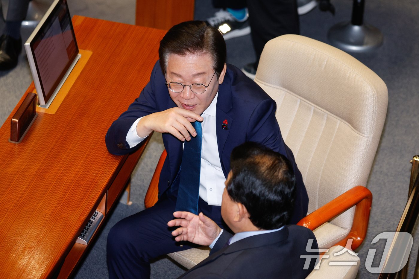 이재명 더불어민주당 대표가 5일 서울 여의도 국회에서 열린 본회의에서 김병주 최고위원과 대화하고 있다. 2024.12.5/뉴스1 ⓒ News1 안은나 기자