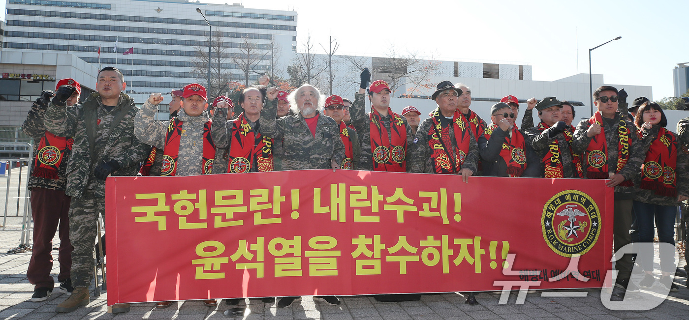 (서울=뉴스1) 임세영 기자 = 해병대예비역연대 관계자들이 5일 서울 용산구 대통령실 인근에서 ‘국헌문란 내란수괴 윤석열을 참수하라‘ 기자회견을 갖고 윤 대통령 계엄령 선포 규탄 …