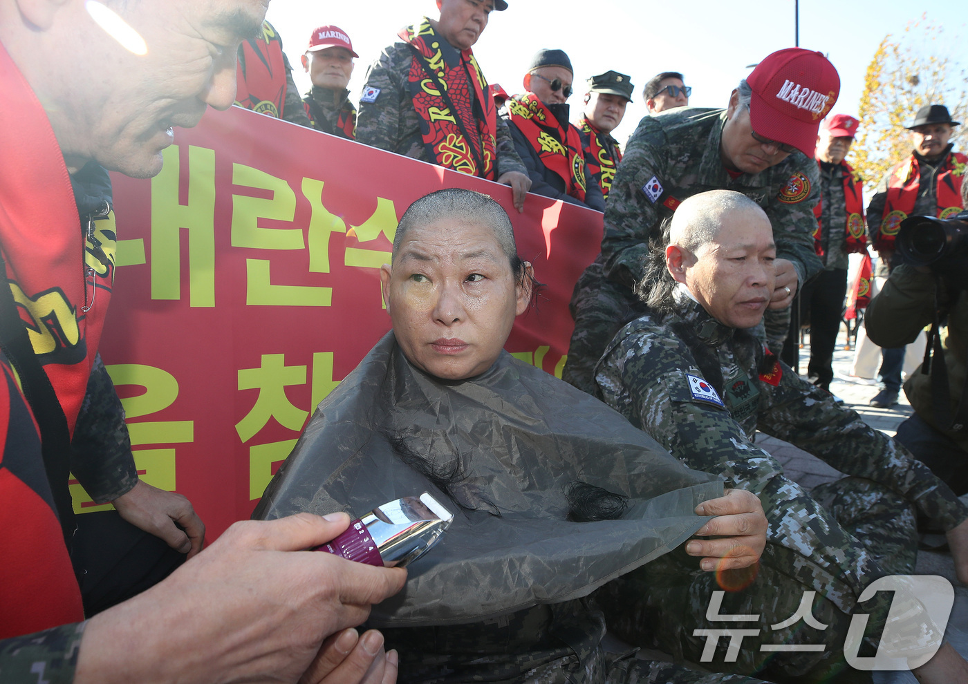 (서울=뉴스1) 임세영 기자 = 해병대예비역연대 관계자들이 5일 서울 용산구 대통령실 인근에서 열린 ‘국헌문란 내란수괴 윤석열을 참수하라‘ 기자회견에서 윤 대통령 계엄령 선포 규탄 …