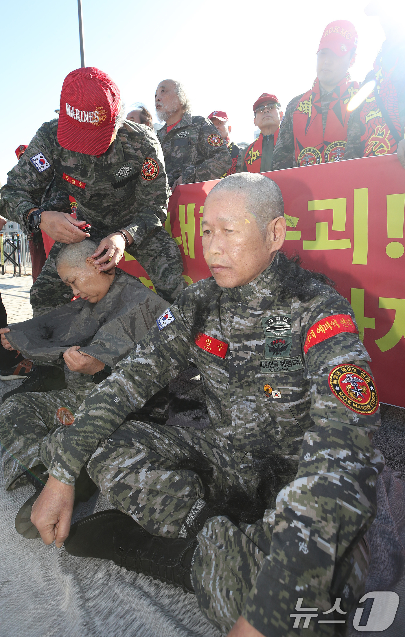 (서울=뉴스1) 임세영 기자 = 해병대예비역연대 관계자들이 5일 서울 용산구 대통령실 인근에서 열린 ‘국헌문란 내란수괴 윤석열을 참수하라‘ 기자회견에서 윤 대통령 계엄령 선포 규탄 …