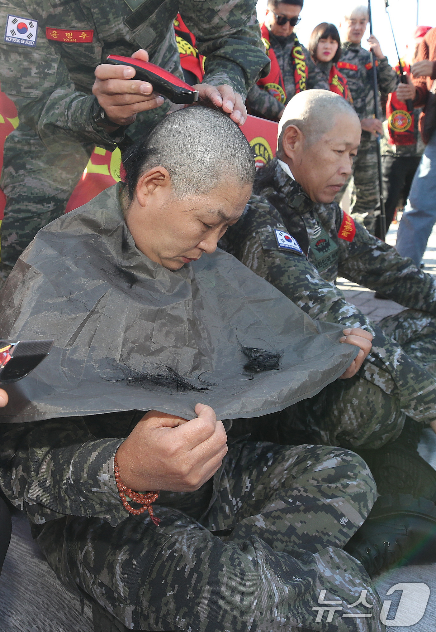 (서울=뉴스1) 임세영 기자 = 해병대예비역연대 관계자들이 5일 서울 용산구 대통령실 인근에서 열린 ‘국헌문란 내란수괴 윤석열을 참수하라‘ 기자회견에서 윤 대통령 계엄령 선포 규탄 …