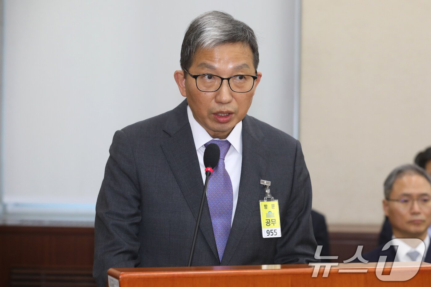 본문 이미지 - 우종수 경찰청 국가수사본부장이 5일 오전 서울 여의도 국회에서 열린 비상계엄 관련 행정안전위원회 전체회의에 출석해 김용현 전 국방부 장관의 출국금지 조치와 관련한 의원 질의에 답하고 있다. 2024.12.5/뉴스1 ⓒ News1 이광호 기자