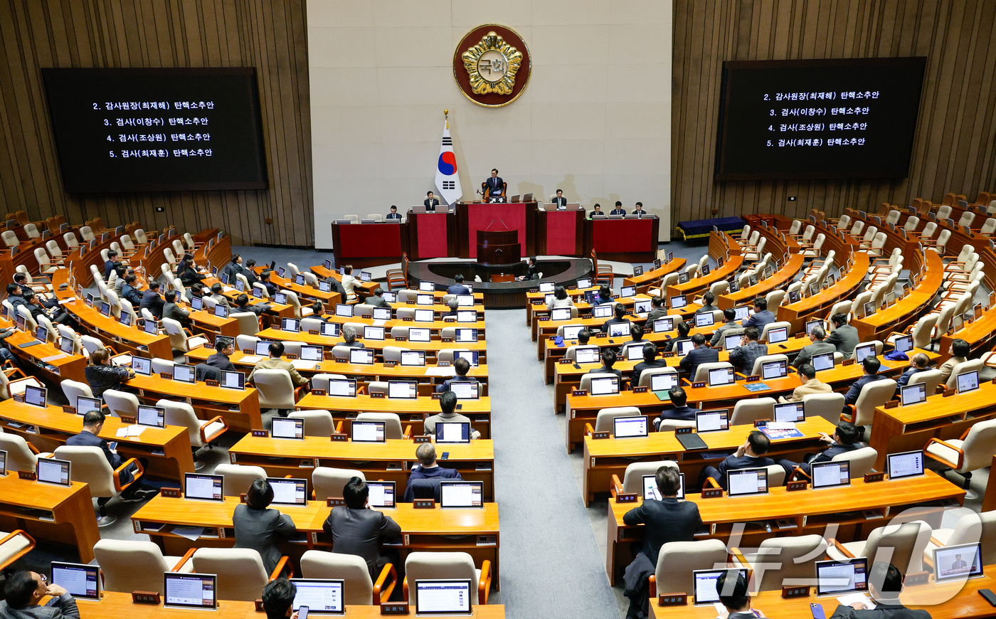 (서울=뉴스1) 안은나 기자 = 우원식 국회의장이 5일 서울 여의도 국회에서 열린 본회의에서 최재해 감사원장과 이창수 서울중앙지검장, 조상원 4차장검사, 최재훈 반부패수사2부장 탄 …