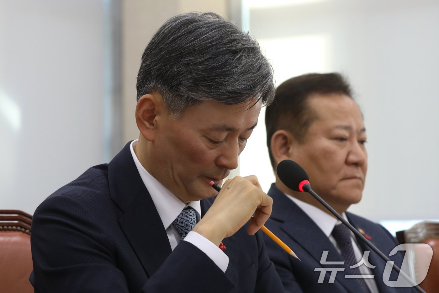 본문 이미지 - 조지호 경찰청장이 5일 오전 서울 여의도 국회에서 열린 비상계엄 관련 행정안전위원회 전체회의에 출석해 생각에 잠겨 있다. 2024.12.5/뉴스1 ⓒ News1 이광호 기자