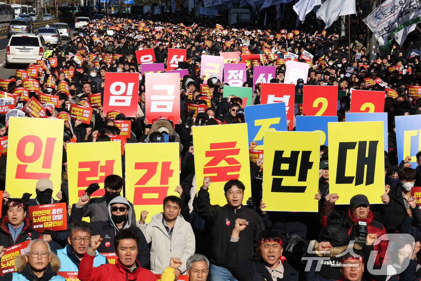 (서울=뉴스1) 신웅수 기자 = 전국철도노조 조합원들이 5일 오후 서울역에서 가진 총파업 출정식에서 구호를 외치고 있다.임금인상과 인력 충원 등을 요구하며 총파업에 돌입한 철도노조 …