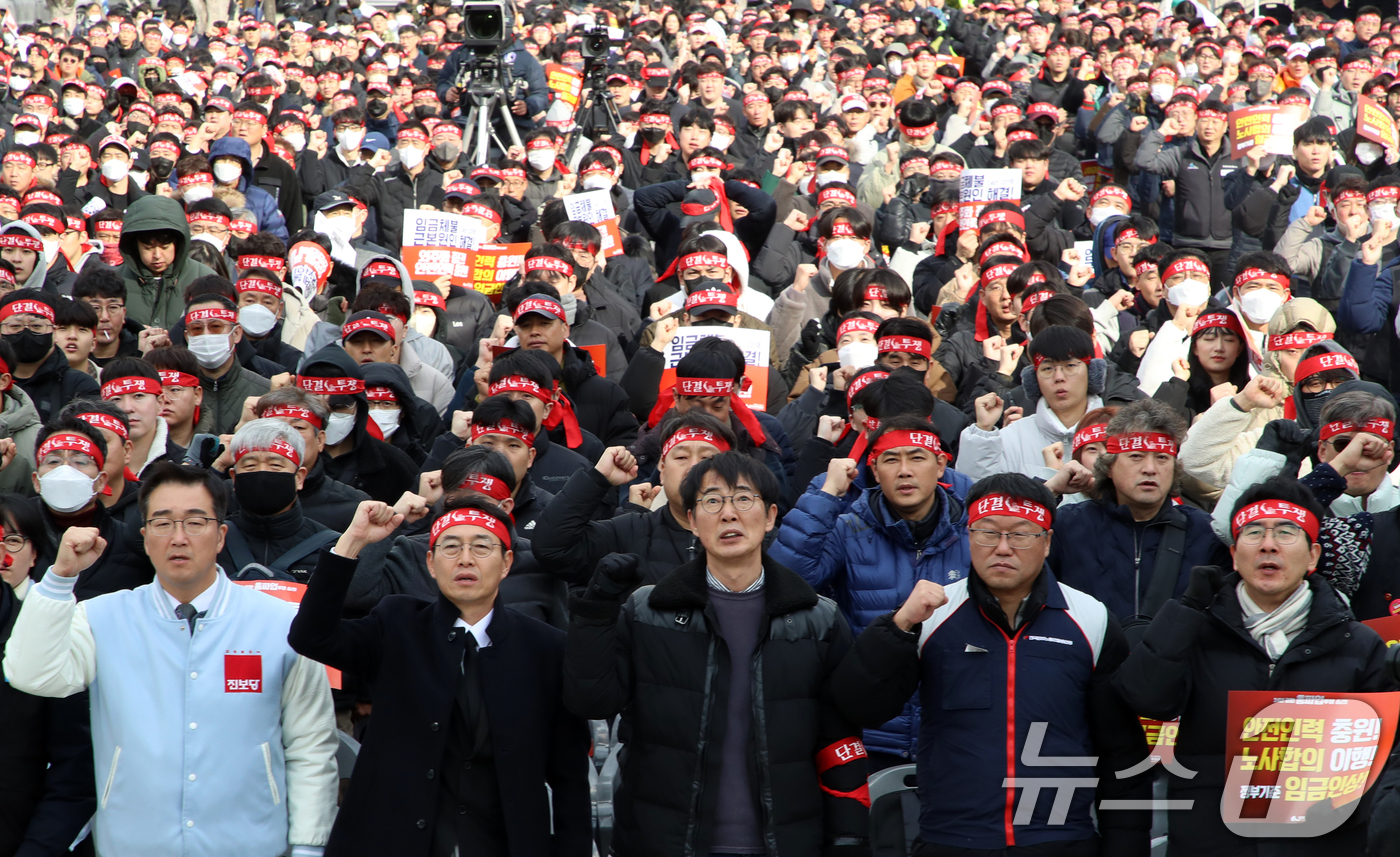 (부산=뉴스1) 윤일지 기자 = 전국철도노동조합 부산지방본부 조합원들이 5일 오전 부산 동구 부산역 광장에서 열린 총파업 출정식에서 구호를 외치고 있다.철도노조 파업은 지난해 9월 …