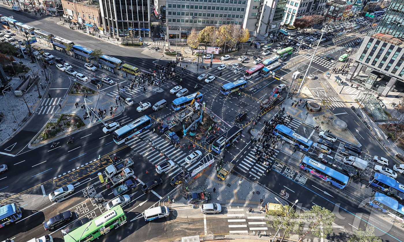 (서울=뉴스1) 이재명 기자 = 5일 오후 서울시 서대문역 사거리에서 상수도관이 파손돼 복구작업이 진행되고 있다.서울시 관계자는 "따로 차량 통제는 하지 않고 있지만 공사 구간 때 …