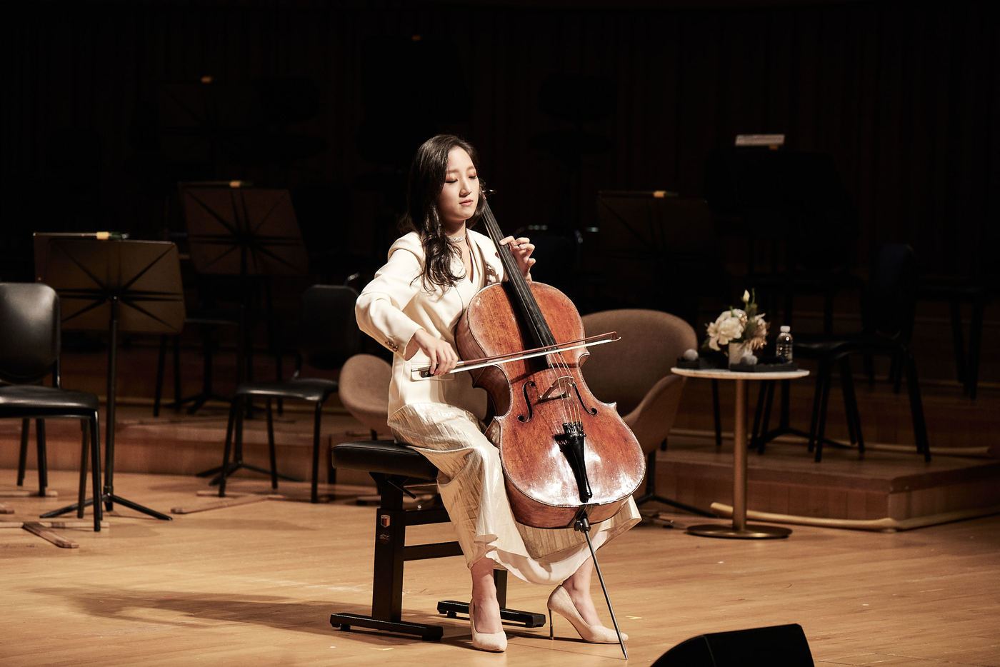 본문 이미지 - 2025 롯데콘서트홀 '인 하우스 아티스트(상주 음악가)'로 선정된 첼리스트 최하영(롯데문화재단 제공)