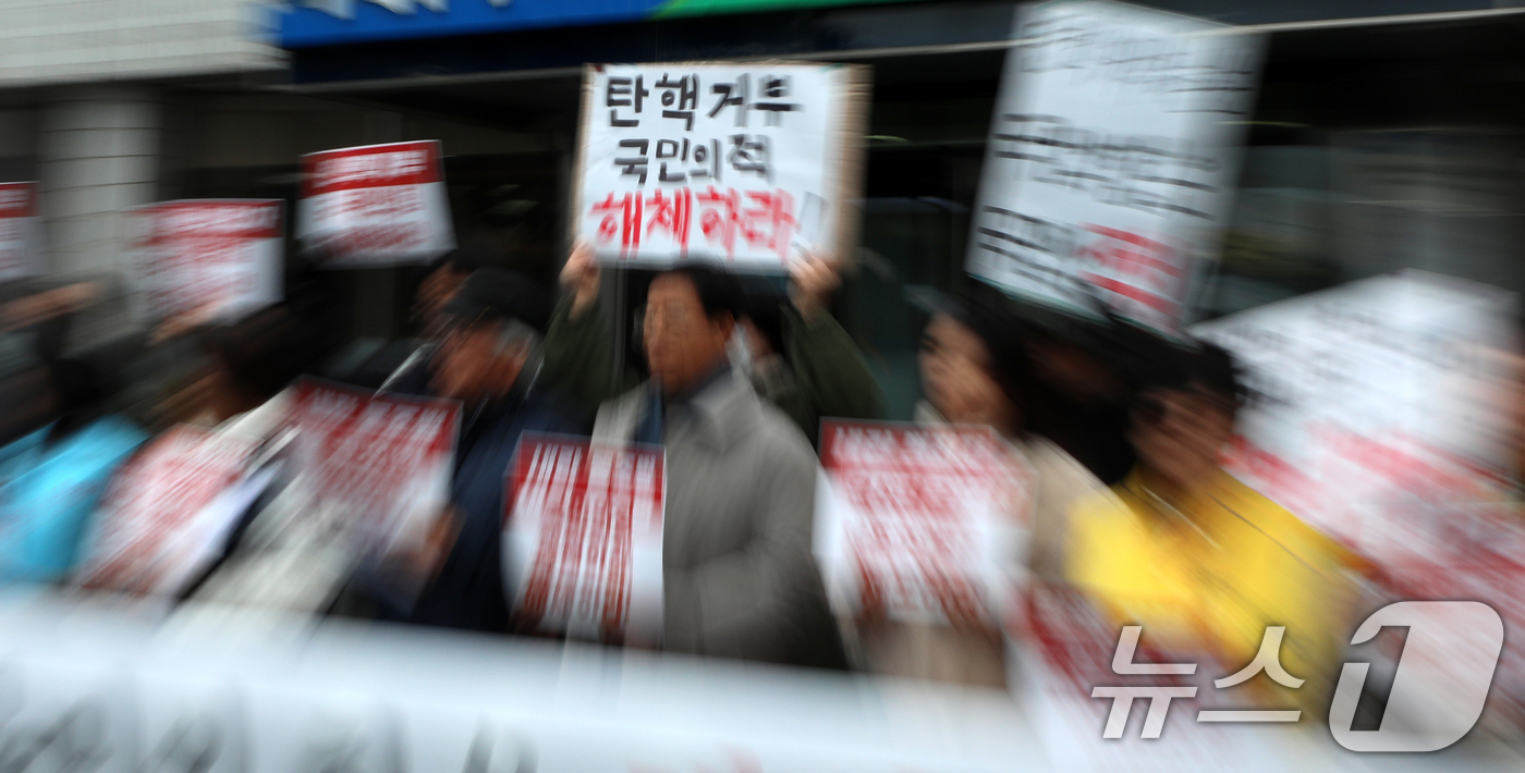 (전주=뉴스1) 유경석 기자 = 윤석열퇴진 전북운동본부 관계자들이 5일 전북자치도 전주시 국민의힘 전북특별자치도당 앞에서 기자회견을 열고 윤석열 탄핵거부 국민의힘 해체를 촉구하고 …