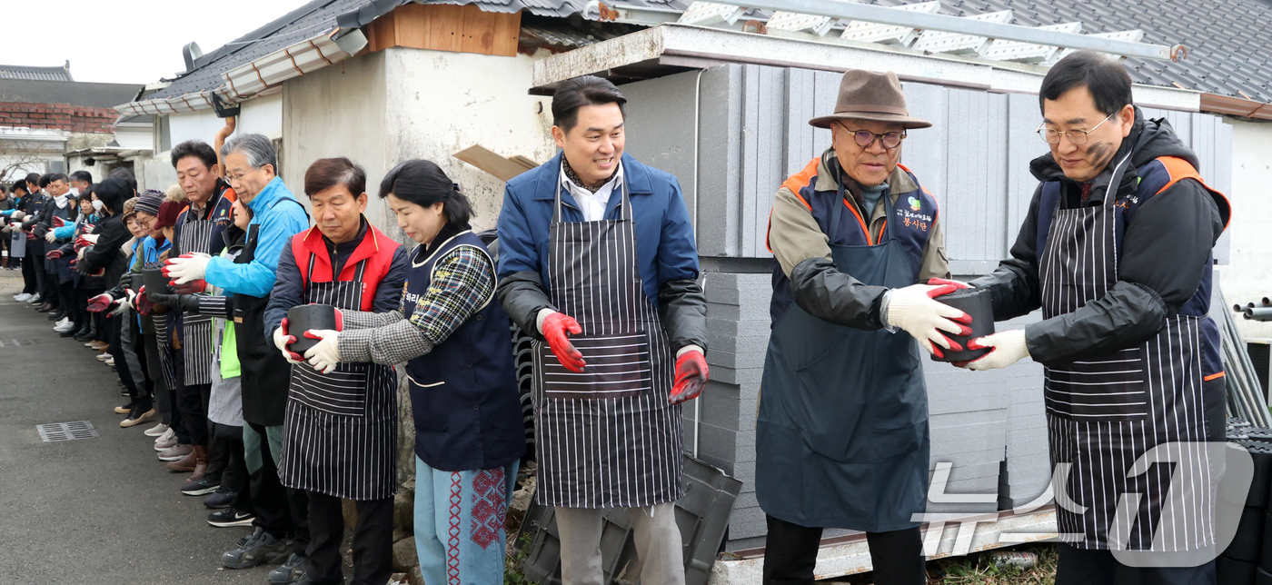 (경주=뉴스1) 최창호 기자 = 주낙영 경북 경주시장(오른쪽)이 5일 월성동에서 천년미래포럼 회원들과 함께 사랑나눔 연탄배달 봉사활동을 하고 있다. (경주시제공) 2024.12.5 …