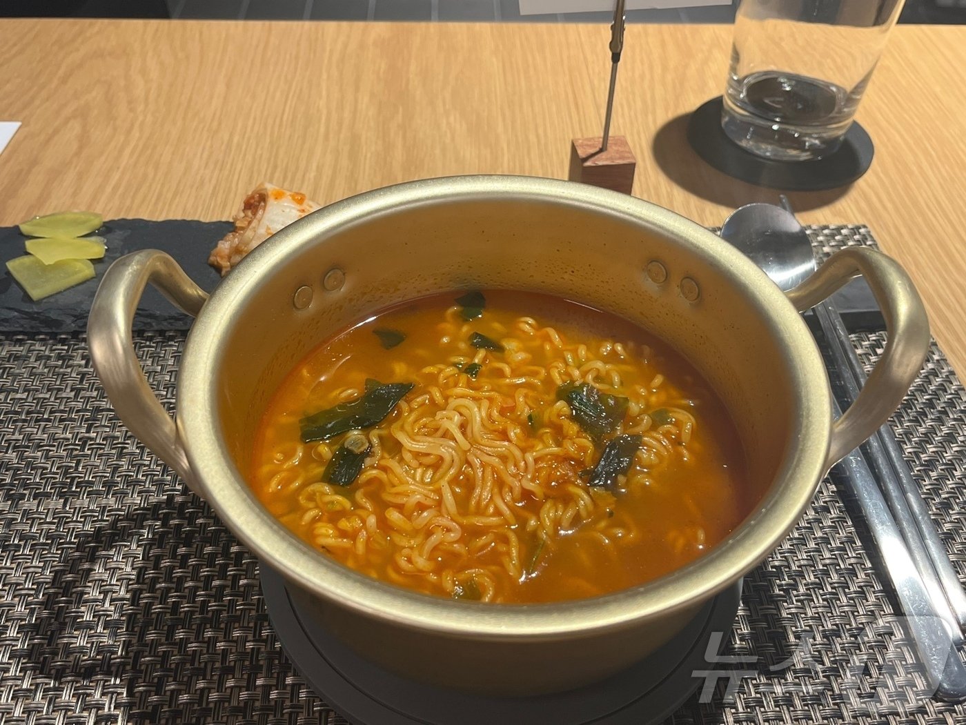 본문 이미지 - 서울 신사동 '더미식 오징어라면' 미디어 시식회 현장에서 선보인 