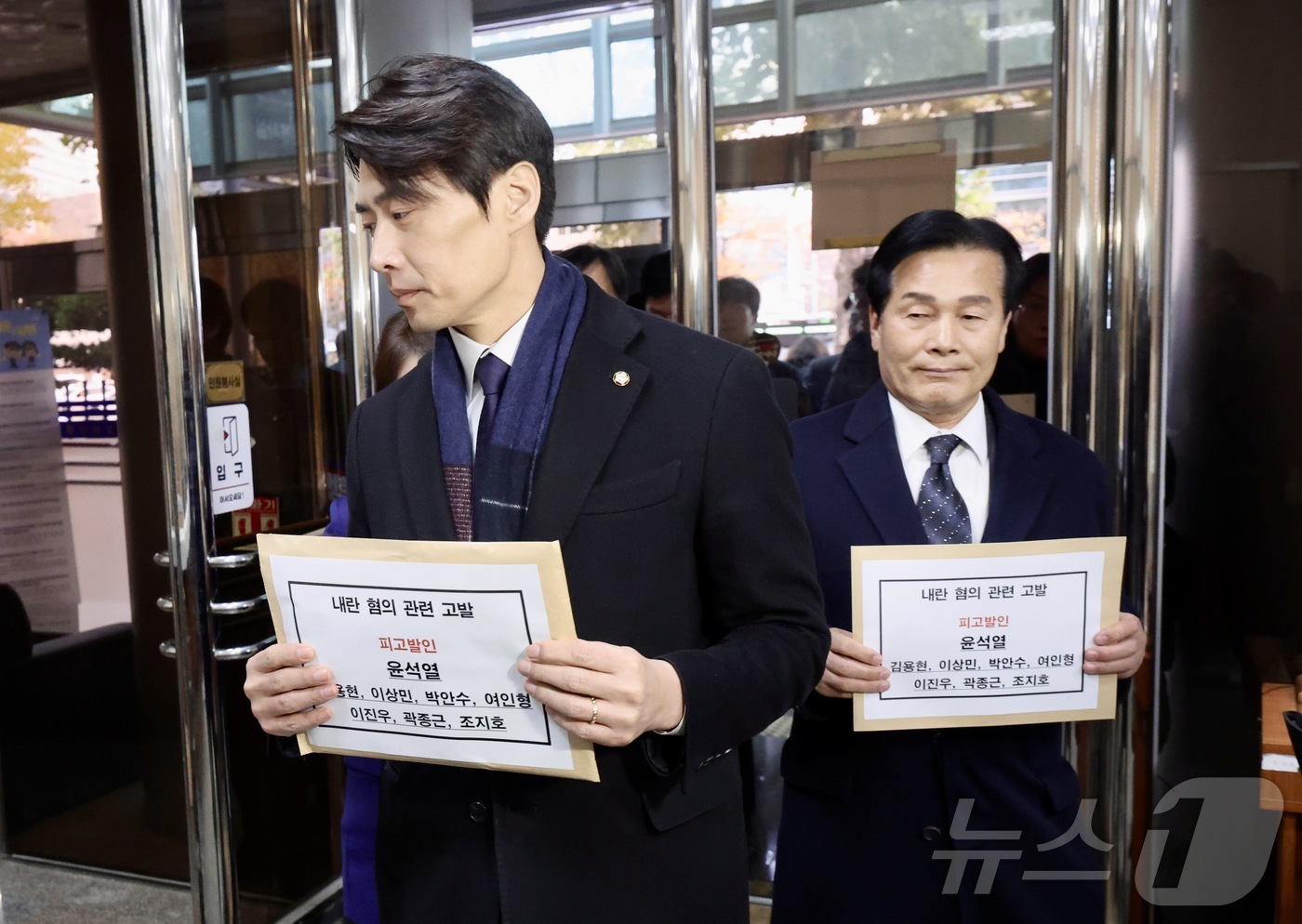 (서울=뉴스1) 이재명 기자 = 한준호 더불어민주당 최고위원이 주철현·이언주 최고위원, 박균택·이용우·이태형 법률위원장, 이건태 당 법률대변인과 함께 5일 오후 서울 서대문구 경찰 …