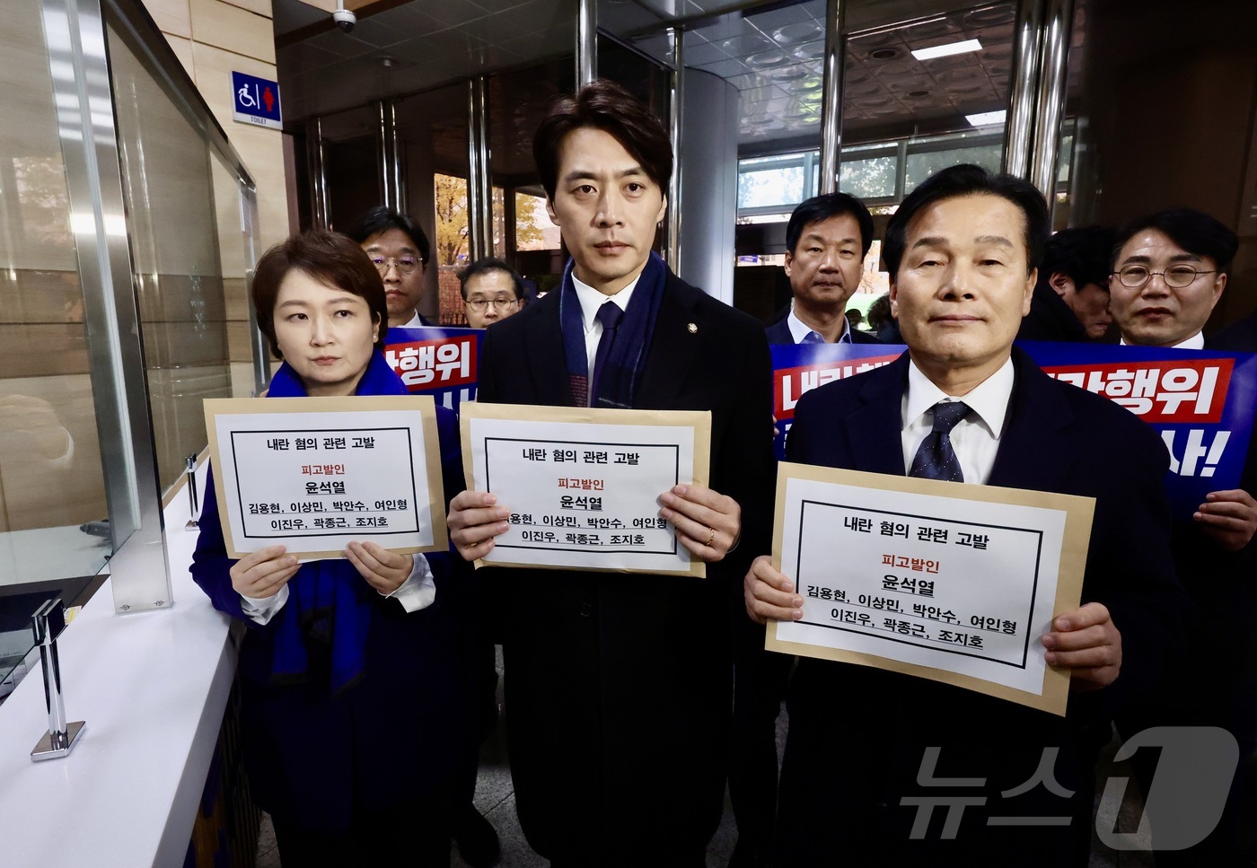 (서울=뉴스1) 이재명 기자 = 한준호 더불어민주당 최고위원이 주철현·이언주 최고위원, 박균택·이용우·이태형 법률위원장, 이건태 당 법률대변인과 함께 5일 오후 서울 서대문구 경찰 …