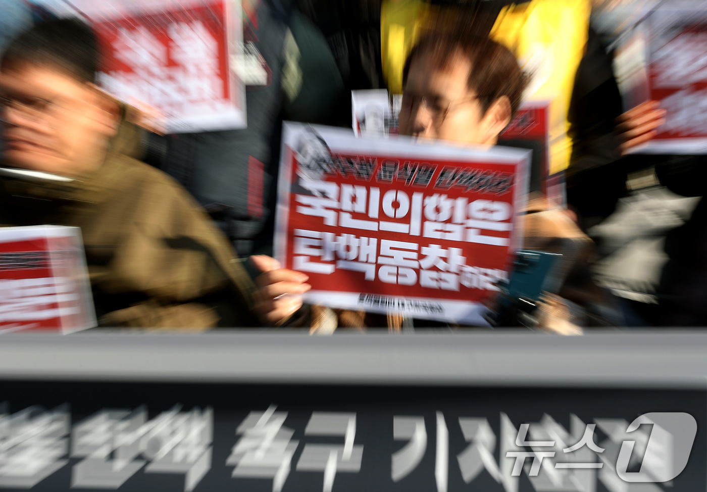 (대구=뉴스1) 공정식 기자 = 윤석열퇴진대구시국회의는 5일 오후 대구 수성구 국민의힘 대구시당 앞에서 '윤석열 탄핵 촉구' 기자회견을 열고, 국민의힘이 윤 대통령 탄핵에 동참할 …