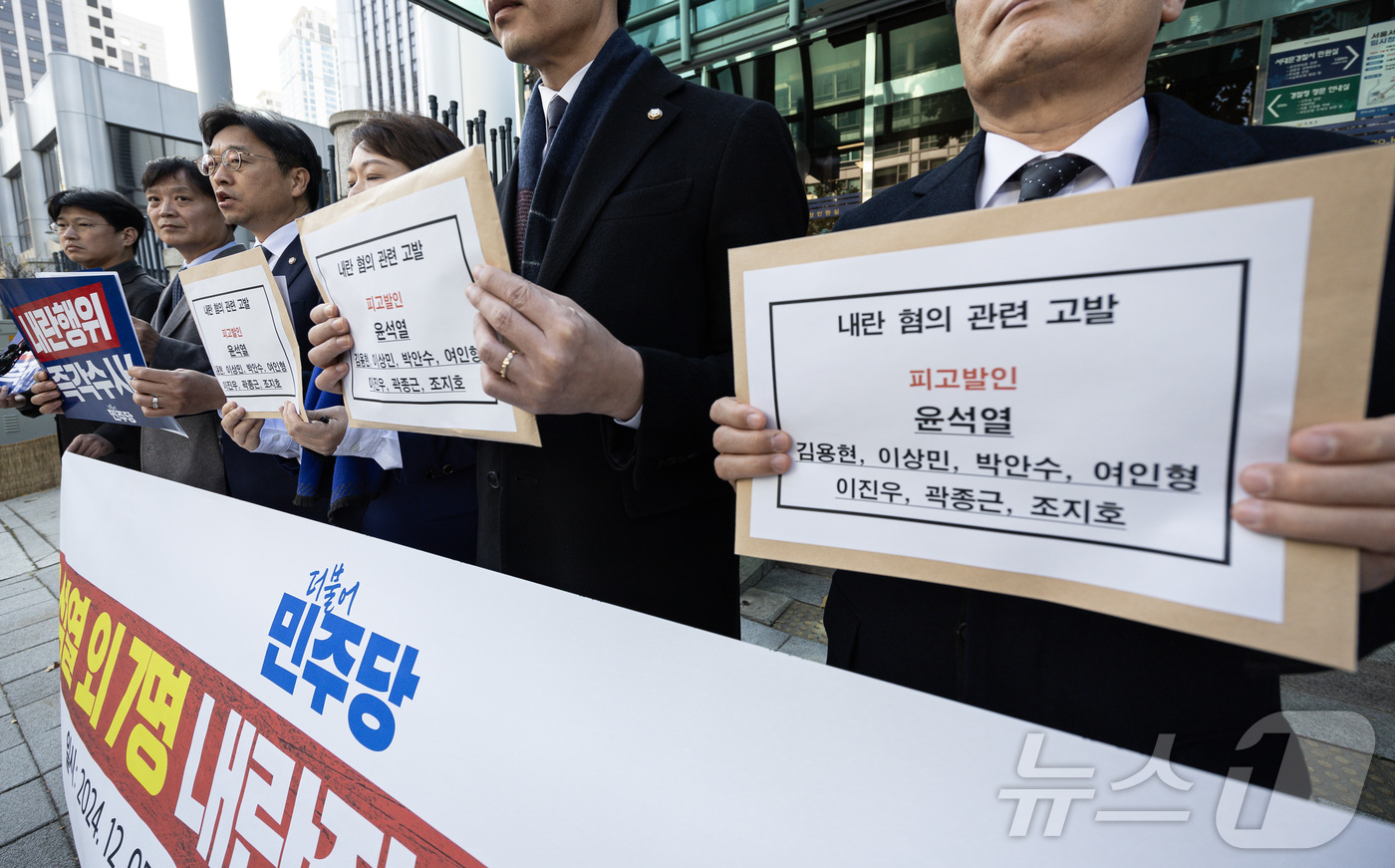 (서울=뉴스1) 이재명 기자 = 더불어민주당 한준호, 주철현, 이언주 최고위원과 박균택, 이용우, 이태형 법률위원장, 이건태 당 법률대변인이 5일 오후 서울 서대문구 경찰청 국가수 …