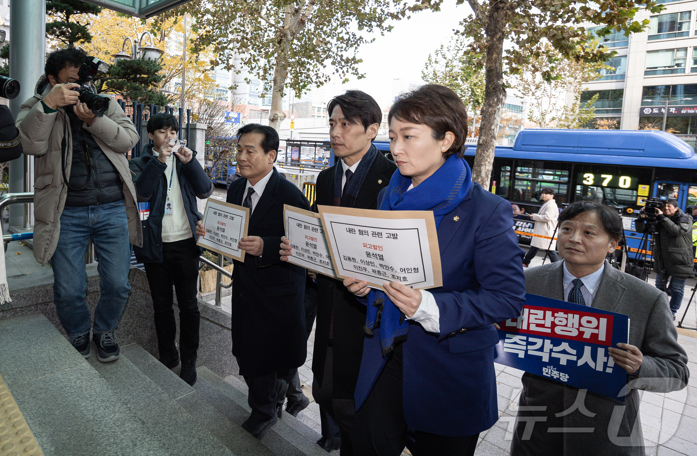 (서울=뉴스1) 이재명 기자 = 더불어민주당 한준호, 주철현, 이언주 최고위원과 박균택, 이용우, 이태형 법률위원장, 이건태 당 법률대변인이 5일 오후 서울 서대문구 경찰청 국가수 …