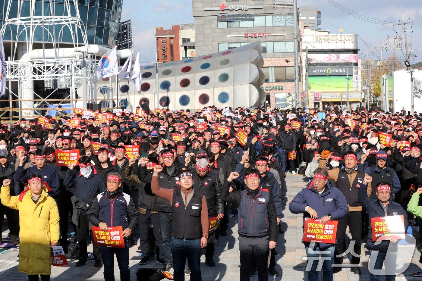 본문 이미지 - 5일 광주 광산구 광주송정역 앞에서 열린 공공운수노조 철도노조 파업 출정식에서 조합원들이 임을 위한 행진곡을 부르고 있다. 2024.12.5/뉴스1 ⓒ News1 박지현 기자