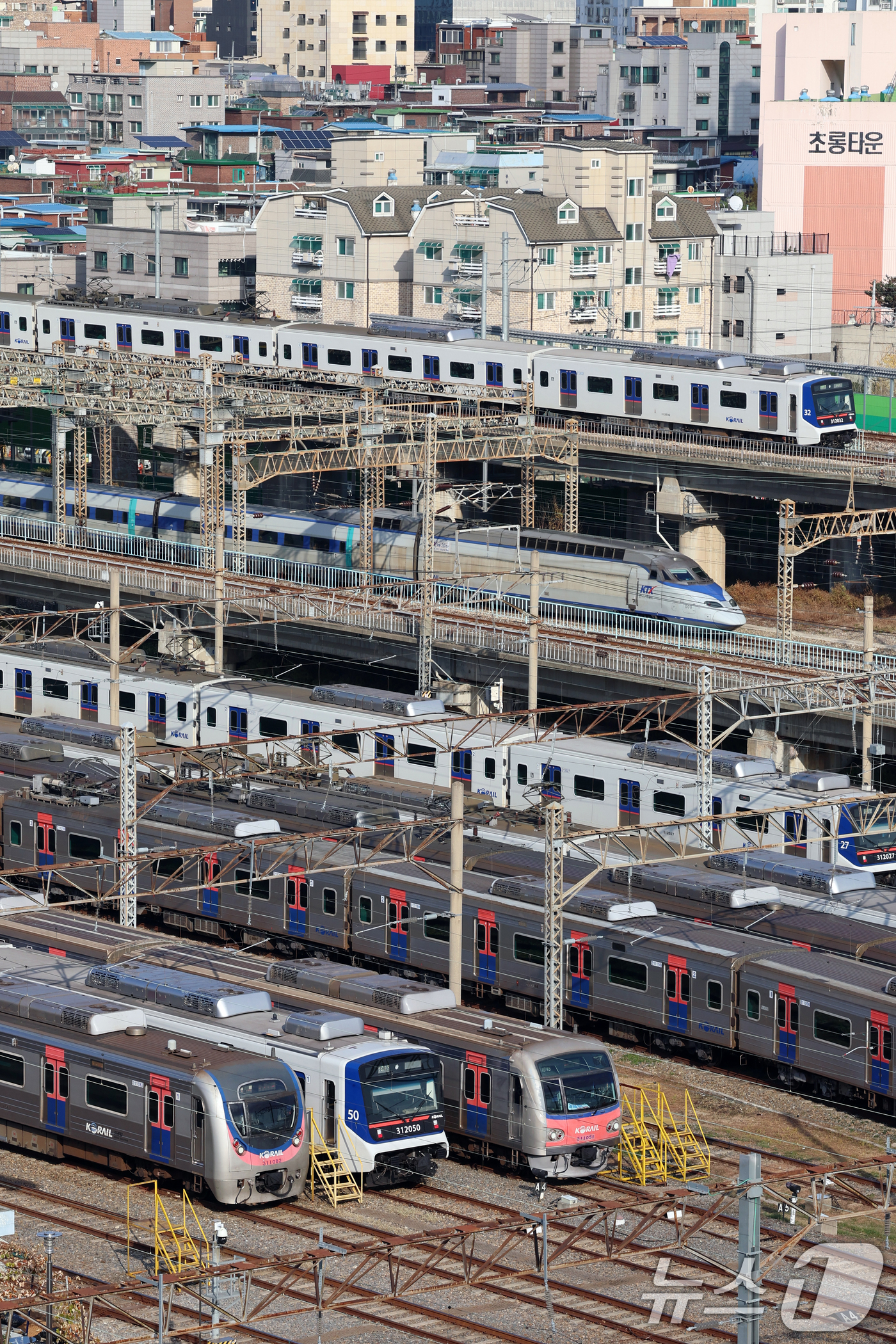 (서울=뉴스1) 황기선 기자 = 전국철도노조가 파업에 돌입한 5일 서울 구로구 한국철도공사 구로차량사업소에 열차들이 정차해있다.철도노조는 임금인상과 인력 충원 등을 촉구하며 1년 …