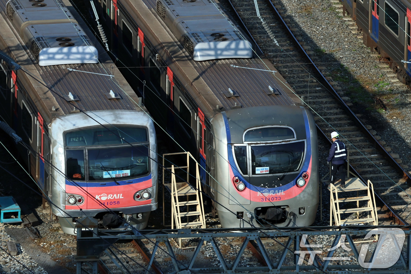 (서울=뉴스1) 황기선 기자 = 전국철도노조가 파업에 돌입한 5일 서울 구로구 한국철도공사 구로차량사업소에 열차들이 정차해있다.철도노조는 임금인상과 인력 충원 등을 촉구하며 1년 …