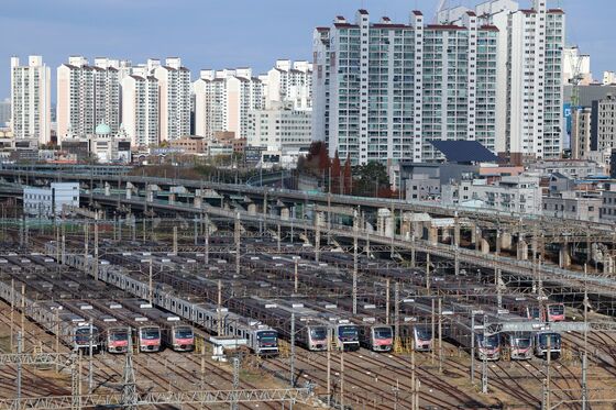 대방역 선로변 화재로 KTX 등 퇴근길 열차 지연…44분만에 완진