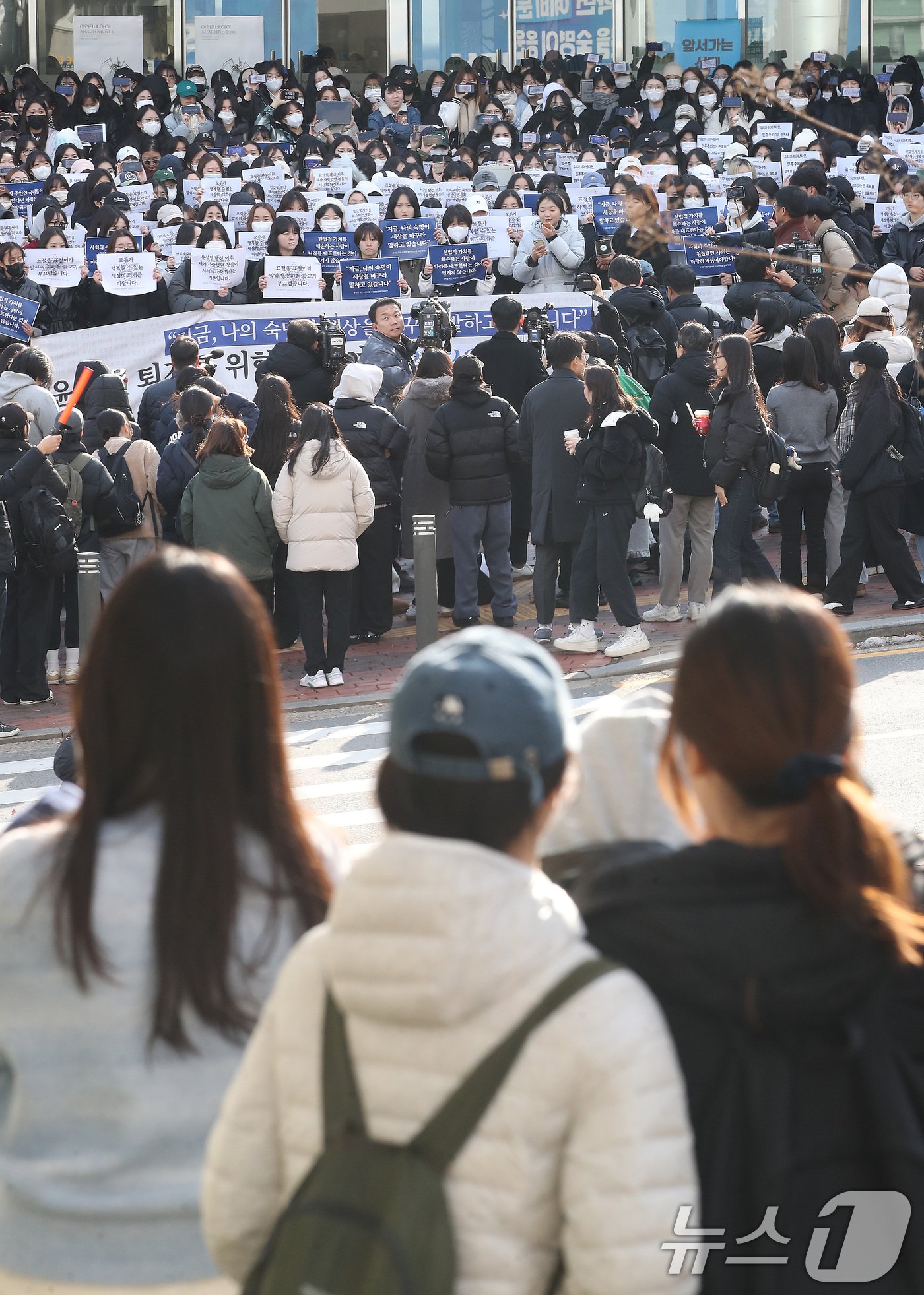 본문 이미지 - 숙명여자대학교 학생들이 5일 오후 서울 용산구 숙명여자대학교에서 '윤석열 대통령 퇴진을 위한 숙명여대 2,626인 대학생 시국선언' 기자회견을 하고 있다. 2024.12.5/뉴스1 ⓒ News1 임세영 기자