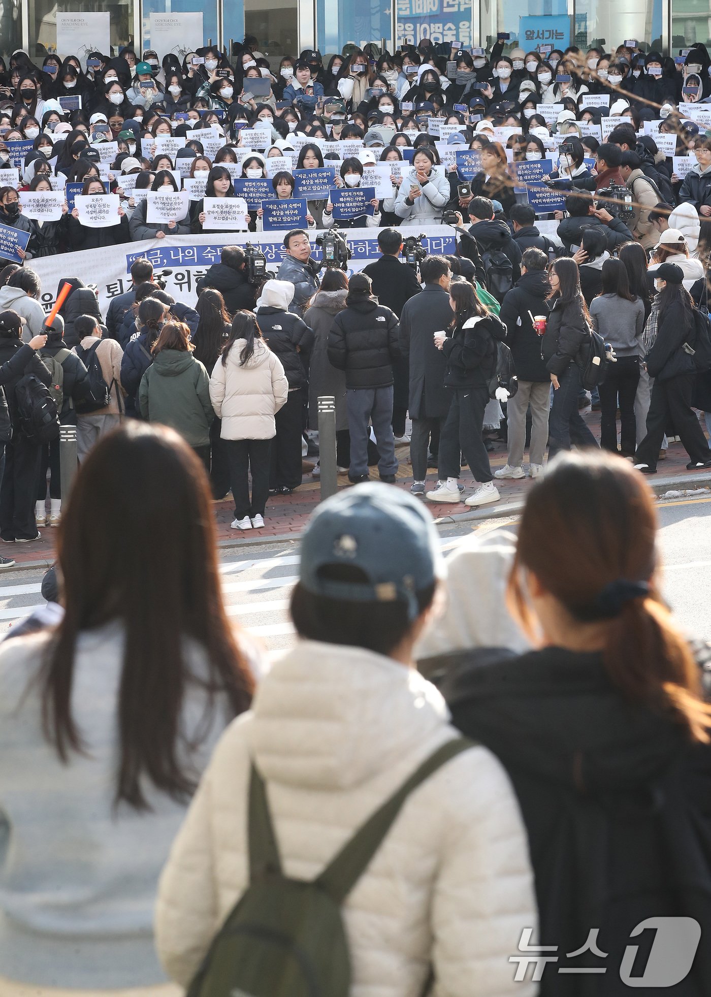 숙명여자대학교 학생들이 5일 오후 서울 용산구 숙명여자대학교에서 &#39;윤석열 대통령 퇴진을 위한 숙명여대 2,626인 대학생 시국선언&#39; 기자회견을 하고 있다. 2024.12.5/뉴스1 ⓒ News1 임세영 기자