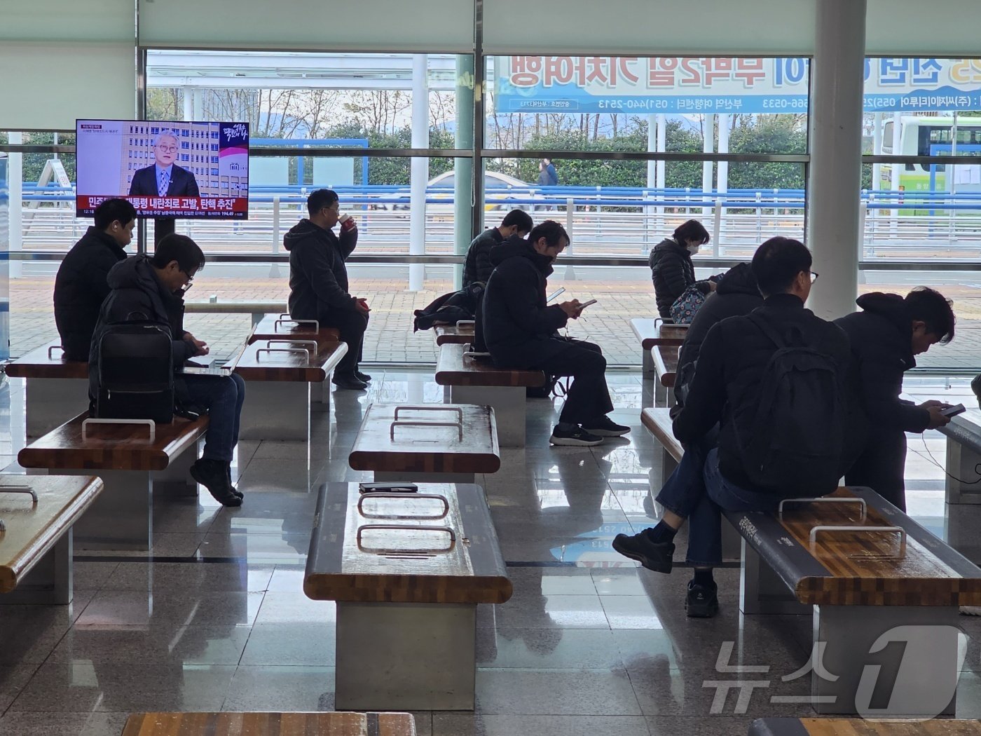 본문 이미지 - 철도노조가 총파업에 돌입한 5일 창원중앙역에서 열차를 기다리는 시민들 모습. 2024.12.5 ⓒ 뉴스1 박민석 기자