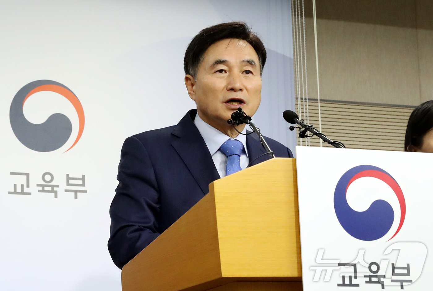 본문 이미지 - 오승걸 한국교육과정평가원장이 5일 오후 세종시 정부세종청사 교육부에서 2025학년도 대학수학능력시험 채점 결과를 발표하고 있다. 2024.12.5/뉴스1 ⓒ News1 김기남 기자