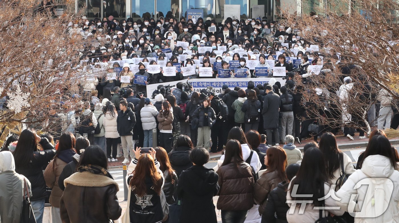 본문 이미지 - 숙명여자대학교 학생들이 5일 오후 서울 용산구 숙명여자대학교에서 '윤석열 대통령 퇴진을 위한 숙명여대 2,626인 대학생 시국선언' 기자회견을 하고 있다. 2024.12.5/뉴스1 ⓒ News1 임세영 기자